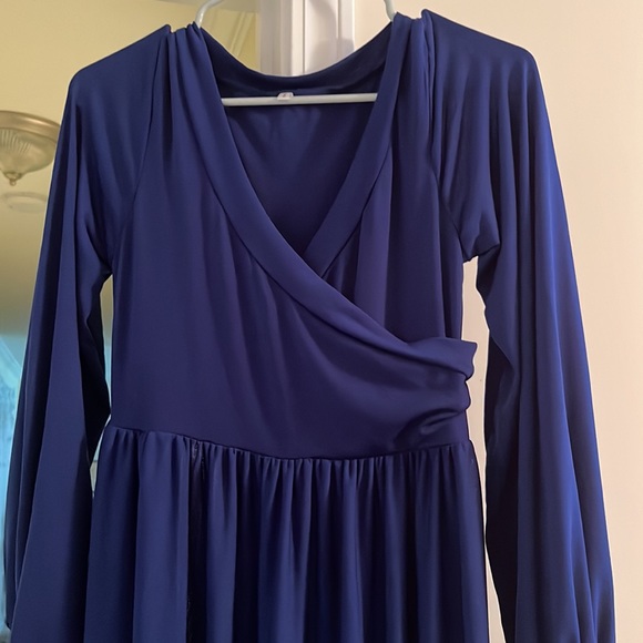 MATERNITY Gown with Bishop Sleeves - Picture 4 of 9